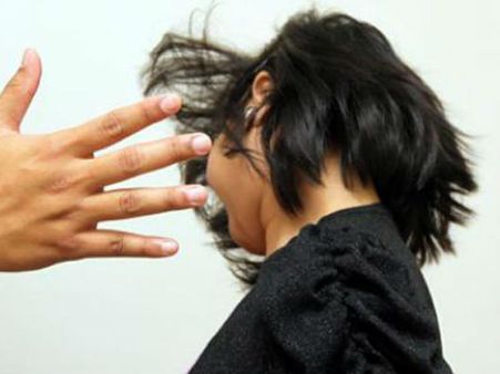 রোল নম্বর ভুল লেখায় ছাত্রীকে চড় শিক্ষিকার, অভিযুক্তকে সাসপেন্ড করল স্কুল কর্তৃপক্ষ