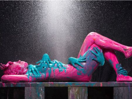 অচেনা ব্যক্তিদের সামনে কেন নগ্ন হলেন এই ২০ জন?