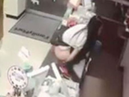 (ভিডিও) টয়লেট ব্যবহার করতে বাধা, প্রতিবাদে দোকানের কাপে প্রস্রাব করে তা চুমুক দিয়ে খেলেন তরুণী