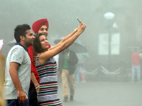 মুখের সামনে ফোন ধরেই ক্লিক-ক্লিক, 'সেলফি এলবো' থেকে সাবধান কিন্তু!