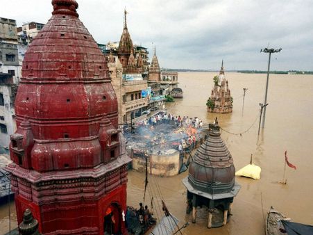 বানভাসি বারাণসীতে বাড়ির ছাদকে শ্মশানঘাট বানিয়ে চলছে শেষকৃত্য