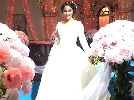 ডিভোর্সের খরচ জোগাতে নিজের বিয়ের গাউন অনলাইনে বিক্রি এক মহিলার!