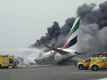 দুবাইয়ে এমিরেটস বিমানের ক্র্যাশ ল্যান্ডিং, অল্পের জন্য প্রাণে বাঁচলের যাত্রীরা!