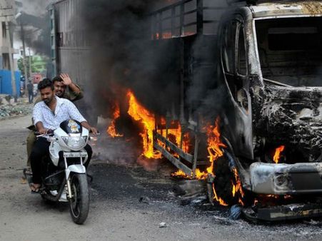 কাবেরী নিয়ে হিংসাত্মক প্রতিবাদে আতঙ্কে বেঙ্গালুরু, পরিস্থিতি সামাল দিতে রাস্তায় ১৫,০০০ পুলিশ