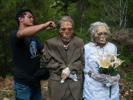 (ছবি) কবর থেকে বের করে মৃত আত্মীয়ের 