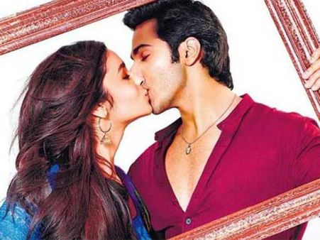 (ভিডিও) ছবির সেটে মদ খেয়ে আলিয়াকে চুমু দিলেন বরুণ!