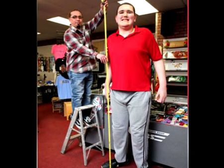 এখনই ৭ ফুট ৮ ইঞ্চি, বছরে ৬ ইঞ্চি করে উচ্চতায় বাড়ছে এই কিশোর