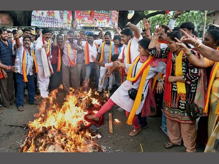 (Update) কাবেরী ইস্যুতে বনধে উত্তাল বেঙ্গালুরু, প্রধানমন্ত্রীর হস্তক্ষেপ চেয়ে চিঠি সিদ্ধারামাইয়ার