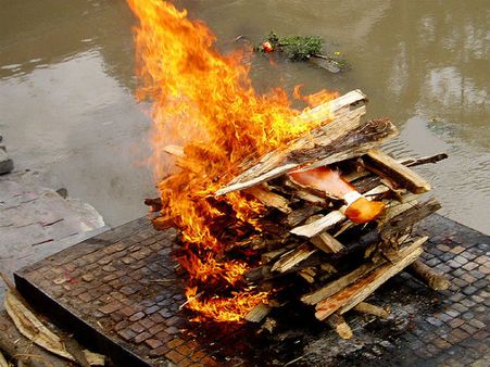 মাকে দাহ করার অর্থ নেই, অগত্যা কাঠ জোগাড় করতে বাড়ির চাল ভাঙলেন মেয়েরা
