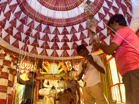 ঘরে-বাইরে ওঁরাই দেবী, কালীঘাটে ‘দেবীরূপে মানবী’