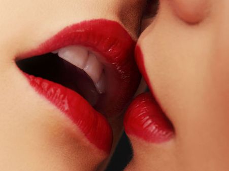 গাড়ি চালানোর সময় মহিলাকে চুমু খেতে গিয়ে কেলেঙ্কারি, ক্যাব-স্কুটার ঠুকলেন মহিলা চালক!