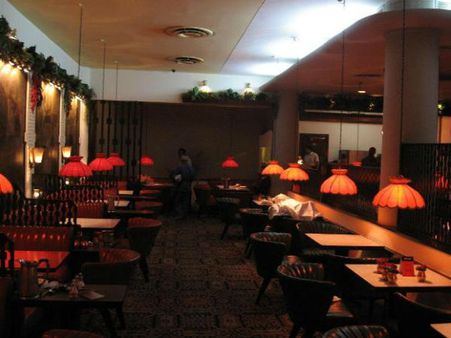 'নোংরা পোশাকের ড্রাইভার' সঙ্গে, তাই মহিলাকে ঢুকতে দিল না পার্ক স্ট্রিটের অভিজাত রেস্তোরাঁ!