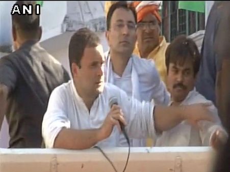 উত্তরপ্রদেশে রাহুলকে লক্ষ্য করে ছোড়া হল জুতো, আটক অভিযুক্ত যুবক