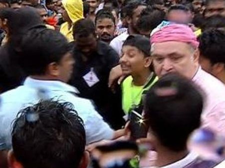 গণেশ বিসর্জন ঘিরে অভদ্র আচরণ ঋষি কাপুরের, চড় কষালেন সাংবাদিককে!