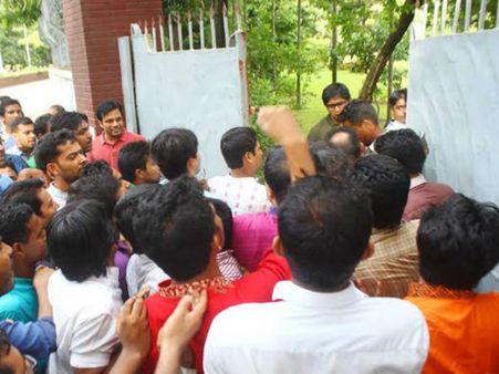 পুজোর মুখে কাজ হারালেন তিন হাজার শ্রমিক, হুগলি ও হলদিয়ার বিক্ষোভ
