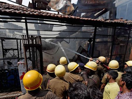 বেআইনি বাজি কারখানায় ভয়াবহ আগুন, মৃত্যু নবম শ্রণির ছাত্রের