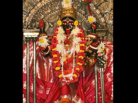 বাড়ির মেয়ের মতোই বেনারসী ও অলঙ্কারসজ্জায় কালীপুজোর রাতে সেজে ওঠেন মা ভবতারিণী