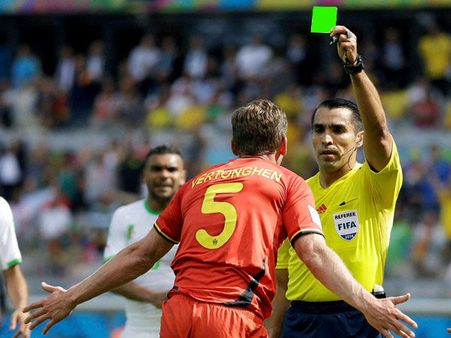 ইতিহাস সৃষ্টি করে ফুটবলে প্রথম সবুজ কার্ড দেখালেন রেফারি!