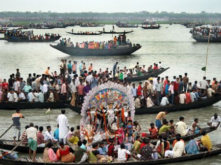 সীমান্তরক্ষীদের নজরদারি সত্ত্বেও ইছামতীর বিসর্জনের জলতরঙ্গে একাকার দুই বাংলা