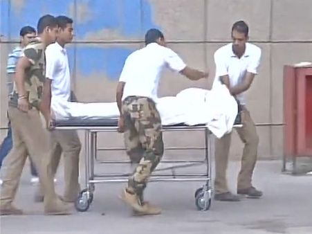 পাক হামলায় জখম বিএসএফ জওয়ানের মৃত্যু: জল নেই, মায়ের চোখে শুধুই গর্ব!