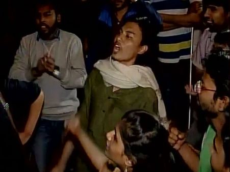 ছাত্র বিক্ষোভে উত্তাল জেএনইউ, রাতভর ঘেরাও উপাচার্য