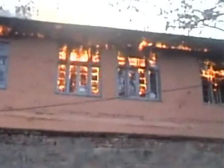 কাশ্মীরে গত ২৪ ঘন্টায় ৩ টি স্কুলে আগুন, সঙ্কটে পড়ুয়ারা