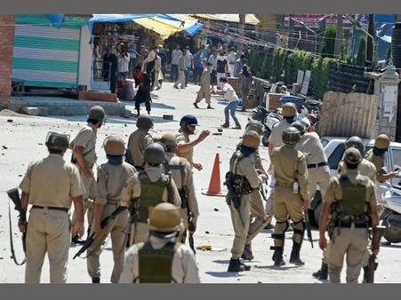 শ্রীনগরে কার্ফু : সেনার পেলেট গানের গুলিতে কাশ্মীরে নিহত ১২ বছরের কিশোর