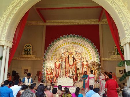 শোভাবাজার রাজবাড়ির দুর্গাপুজো: কামানের তোপও নেই, ওড়ে না নীলকণ্ঠ পাখিও, তবু ভাটা পড়েনি সাবেকিয়ানায়