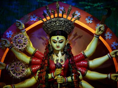 সকাল থেকেই বৃষ্টি দানবের দাপট, তবু অষ্টমীর জনস্রোতকে টেক্কা দেওয়ার অপেক্ষায় নবমীর তিলোত্তমা!