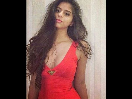 (ছবি) শাহরুখের জন্মদিনে পার্টির মুডে কন্যা সুহানা খান