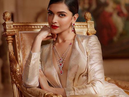 (ছবি) পদ্মাবতী ছবিতে দীপিকার লুক দেখলে মুগ্ধ হয়ে যাবেন!