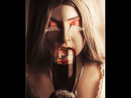 বারে বসে মদ না পেয়ে রেগে গেল 'ভূত'! বিশ্বাস না হলে ভিডিওটি দেখুন