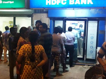 ৫০০ টাকা এবং ১ হাজার টাকার নোট বন্ধ হতেই বিশৃঙ্খলা এটিএমগুলিতে