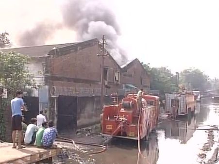 গার্ডেনরিচে ভয়াবহ আগুন, পাশেই তেলের গুদাম থাকায় আতঙ্ক ছড়াল এলাকায়