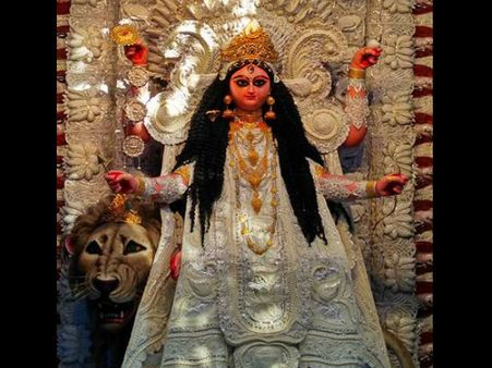 রাজা কৃষ্ণচন্দ্রের স্বপ্নাদিষ্ট দেবীর কুমারী বালিকা মূর্তিই আজ পূজিত হয় কৃষ্ণনগর রাজবাড়িতে