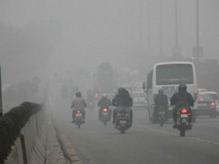 বাতাসে দূষণের পরিমান বাড়ায়, ১৮০০ সরকারি স্কুল বন্ধ রাজধানী দিল্লিতে