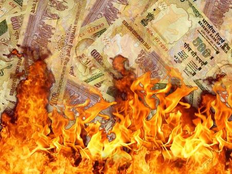 বস্তাভর্তি ৫০০ ও ১০০০ টাকার পোড়া নোট উদ্ধার উত্তরপ্রদেশে