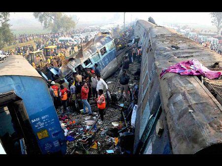 কানপুর রেল দুর্ঘটনা : মৃত ১৪২, দুর্ঘটনাগ্রস্ত রেলের বগিতে আরও অনেকের আটকে থাকার আশঙ্কা