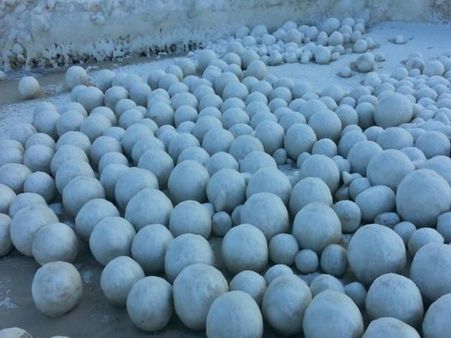 'জায়ান্ট স্নো বল' ছেয়ে গিয়েছে সাইবেরিয়ার সমুদ্র সৈকতে