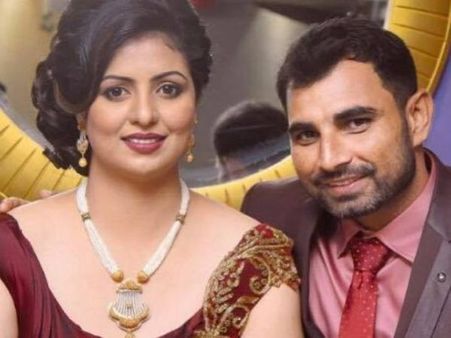 স্ত্রীয়ের সঙ্গে ছবি পোস্ট করলেন মহম্মদ শামি, আর তা নিয়েই ধুন্ধুমার সোস্যাল মিডিয়ায়