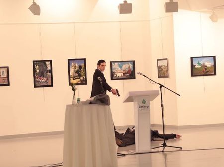 সন্ত্রাসহানা : আঙ্কারায় রুশ রাষ্ট্রদূতের প্রকাশ্যে গুলি করে হত্যা , হত্যাকারীদের মুখে ইসলাম স্লোগান