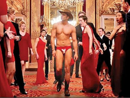 'বেফিকরে' : রণবীরের নিতম্ব প্রদর্শনে আপত্তি নেই সেন্সর বোর্ডের, কোপ পড়ল সমকামী চুমুতে!