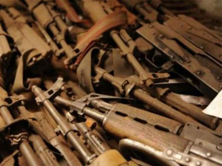 ফিল্মি কায়দায় দুষ্কৃতীদের ধাওয়া করে প্রচুর আগ্নেয়াস্ত্র উদ্ধার করল পুলিশ