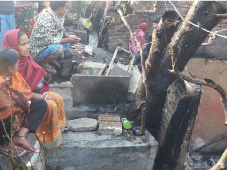 পাতিপুকুরে বিধ্বংসী আগুন, মৃত মাধ্যমিক পরীক্ষার্থী-সহ ২, শীতের রাতে গৃহহীন ২০ পরিবার