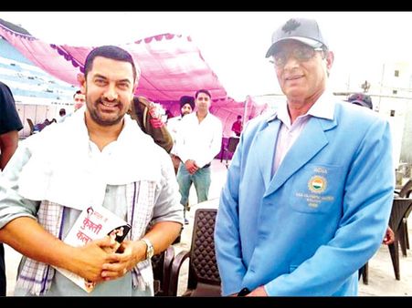 আইনি 'দঙ্গল'-এ আমির খান? মহাবীর ফোগটের বায়োপিক দেখে রেগে লাল গীতার আসল কোচ