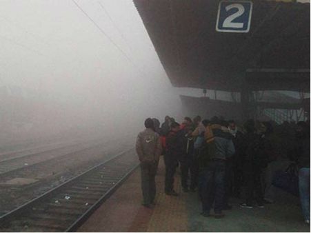 ‘ভিলেন’ কুয়াশা, ‘দোসর’ অবরোধ, দ্বিফলায় এলোমেলো ট্রেনের টাইম টেবল