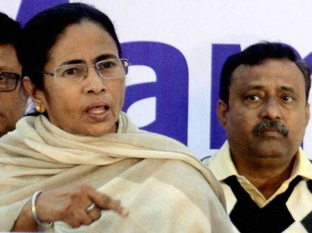 নোটের লাইনে অমানবিকতা কাড়ল প্রাণ, টুইটে মোদীকে কটাক্ষ মমতার