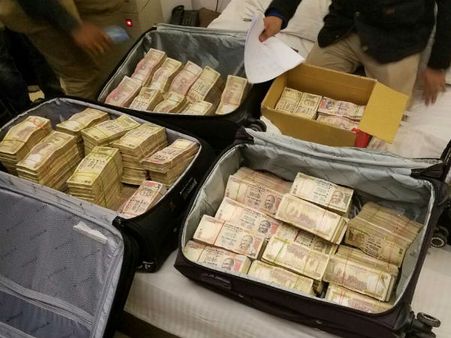 বিমানবন্দরের এক্স-রে ফাঁকি, মুম্বই থেকে বিমানে আনা ৩ কোটি টাকার পুরনো নোট ধরা পড়ল দিল্লিতে