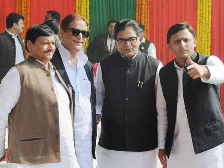 মুলায়মের পাল্টা অখিলেশের ২৩৫ জনের প্রার্থী তালিকা