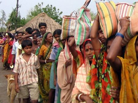 শীতের রাতে শিশির মাথায় রেল লাইনেই আশ্রয়, ঠাঁই দিতে উদ্যোগ কাউন্সিলরের